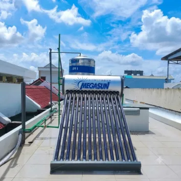 M&aacute;y nước n&oacute;ng năng lượng mặt trời Megasun 150 l&iacute;t KAE
