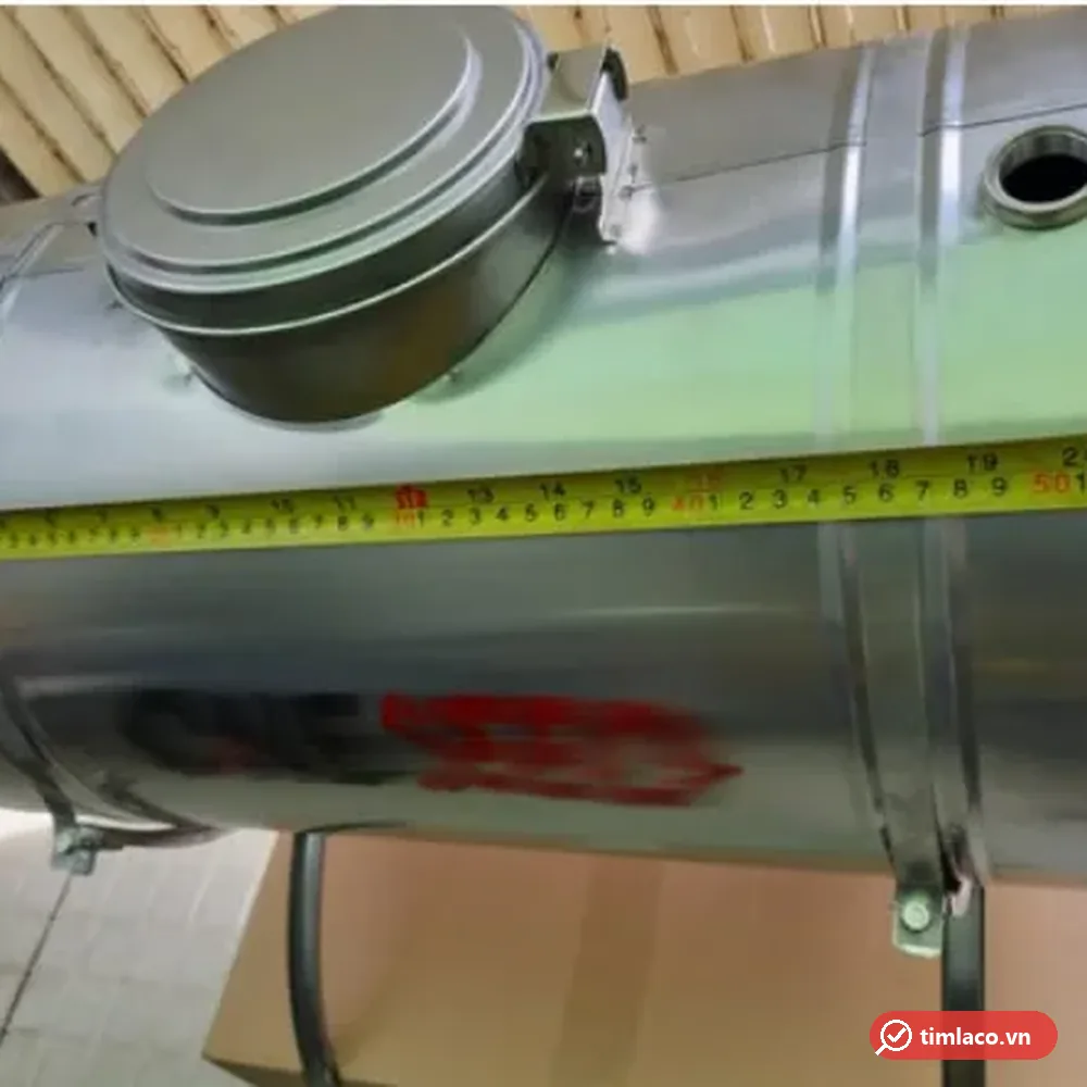 Bình nước phụ inox 50 lít nằm ngang, nắp phía trên, thước dây đo chiều dài thân bình