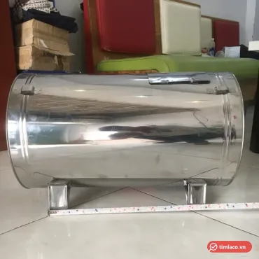 Bình nước phụ inox dạng trụ nằm ngang có chân đỡ, thước dây đặt dưới thân bình (ảnh minh hoạ dòng hàng)