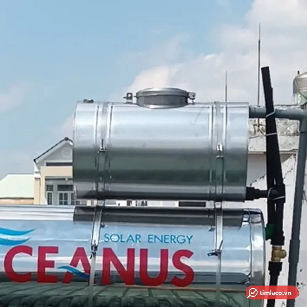 Bình nước phụ inox gắn phía trên bình bảo ôn của máy nước nóng năng lượng mặt trời (ảnh minh hoạ dòng hàng)