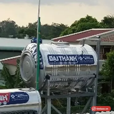 Bồn inox Đại Thành cỡ nhỏ nằm ngang trên khung sắt ngoài trời, đai xanh in chữ ĐẠI THÀNH (ảnh minh hoạ dòng hàng)