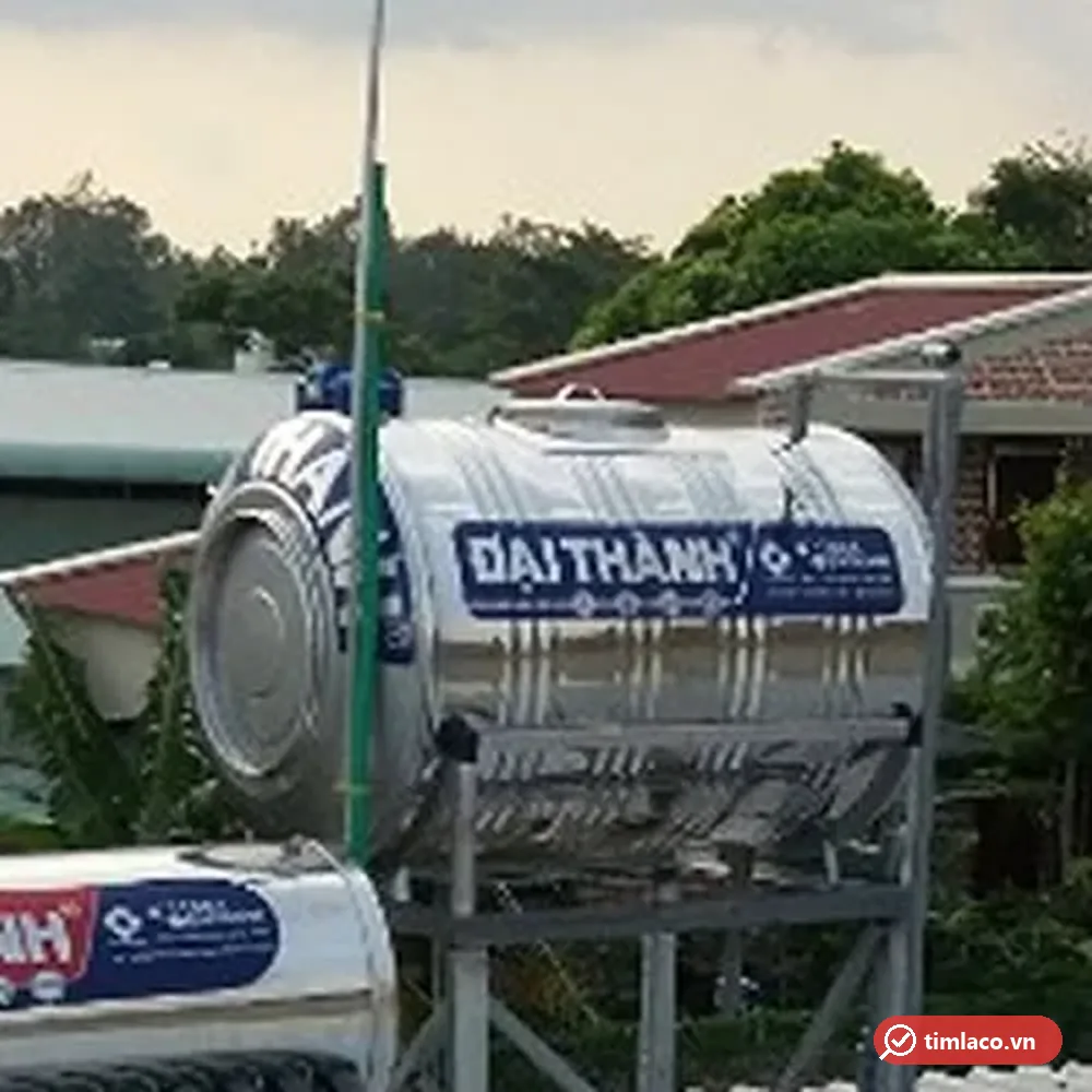 Bồn inox Đại Thành cỡ nhỏ nằm ngang trên khung sắt ngoài trời, đai xanh in chữ ĐẠI THÀNH (ảnh minh hoạ dòng hàng)