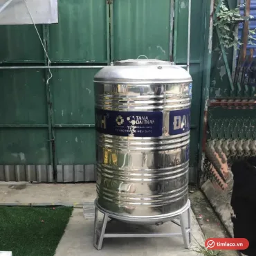 Bồn inox đứng Đại Thành trên chân inox, đai xanh in chữ TANA ĐẠI THÀNH quanh thân (ảnh minh hoạ dòng hàng)