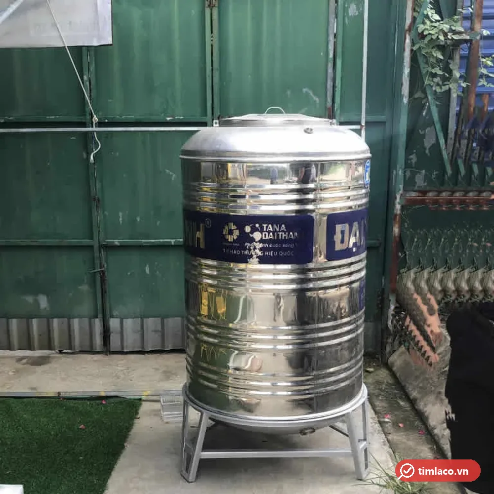 Bồn inox đứng Đại Thành trên chân inox, đai xanh in chữ TANA ĐẠI THÀNH quanh thân (ảnh minh hoạ dòng hàng)
