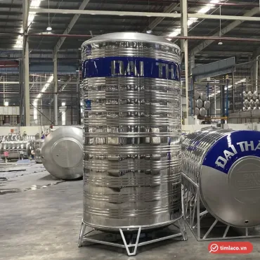 Bồn inox Đại Thành kiểu đứng cỡ lớn trên chân inox, đai xanh in chữ ĐẠI THÀNH, trong nhà xưởng (ảnh minh hoạ dòng hàng)