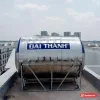 Bồn inox Đại Thành nằm ngang trên khung chân inox, đai xanh in chữ ĐẠI THÀNH, lắp trên sân thượng (ảnh minh hoạ dòng hàng)