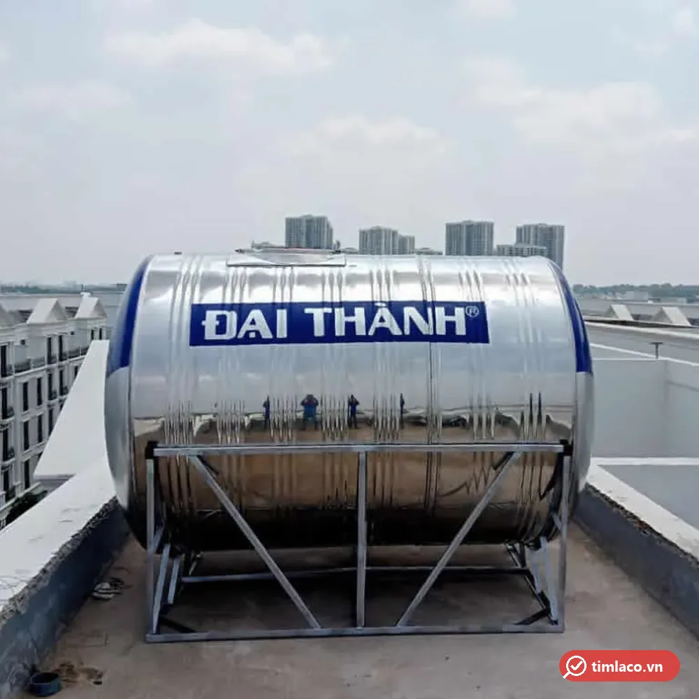 Bồn inox Đại Thành nằm ngang trên khung chân inox, đai xanh in chữ ĐẠI THÀNH, lắp trên sân thượng (ảnh minh hoạ dòng hàng)