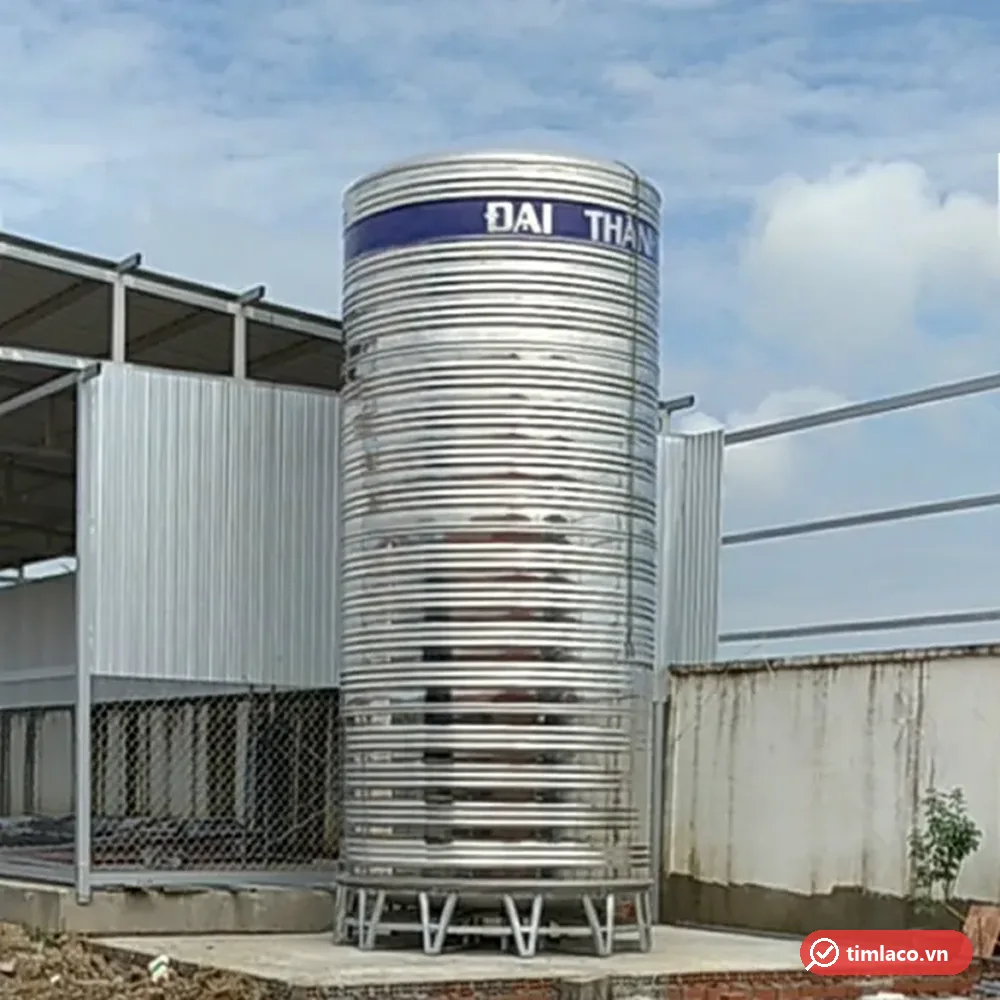 Bồn inox công nghiệp Đại Thành dạng đứng cao, đặt trên bệ ngoài trời (ảnh minh hoạ dòng hàng)