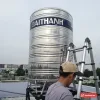 Bồn inox đứng Đại Thành SUS 304 trên sân thượng, thợ đang lắp đặt (ảnh minh hoạ dòng hàng)