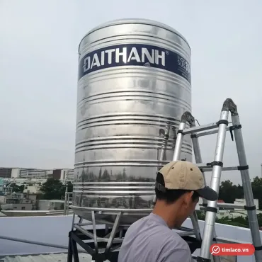 Bồn inox đứng Đại Thành SUS 304 trên sân thượng, thợ đang lắp đặt (ảnh minh hoạ dòng hàng)
