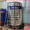 Bồn inox đứng Đại Thành đặt trong nhà xưởng cạnh bồn nhựa (ảnh minh hoạ dòng hàng)