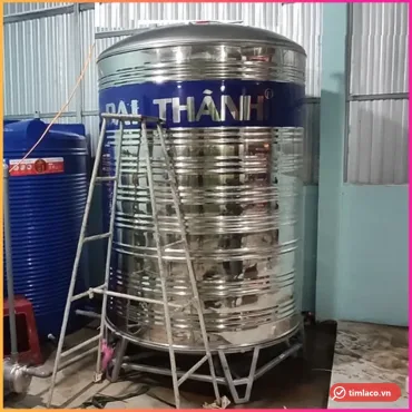 Bồn inox đứng Đại Thành đặt trong nhà xưởng cạnh bồn nhựa (ảnh minh hoạ dòng hàng)