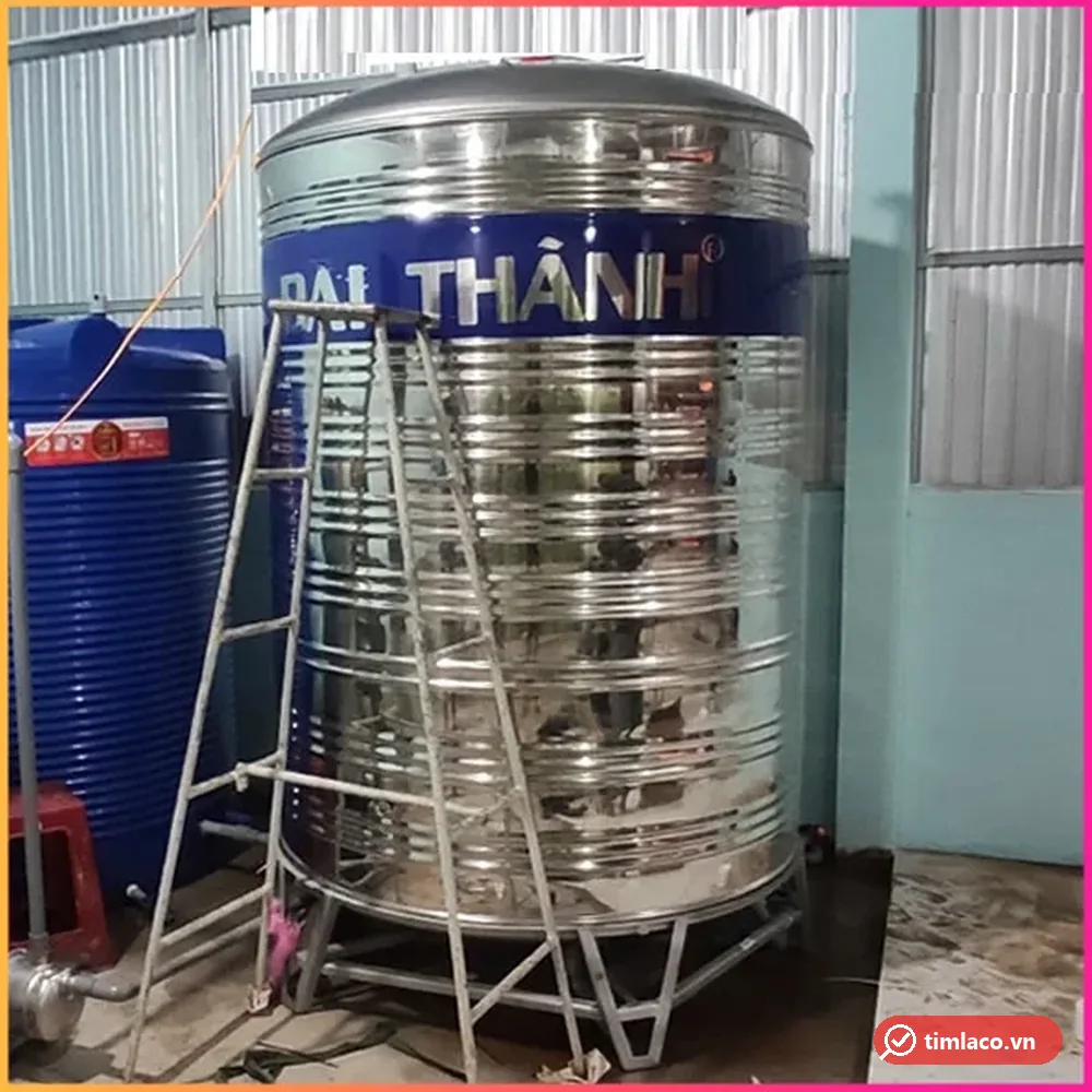 Bồn inox đứng Đại Thành đặt trong nhà xưởng cạnh bồn nhựa (ảnh minh hoạ dòng hàng)