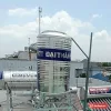 Bồn inox đứng cỡ nhỏ Đại Thành trên khung sắt sân thượng, cạnh máy nước nóng năng lượng mặt trời (ảnh minh hoạ dòng hàng)