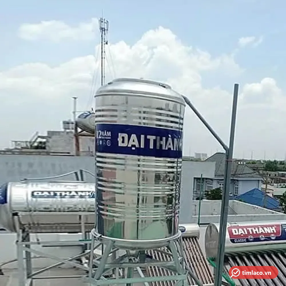 Bồn inox đứng cỡ nhỏ Đại Thành trên khung sắt sân thượng, cạnh máy nước nóng năng lượng mặt trời (ảnh minh hoạ dòng hàng)