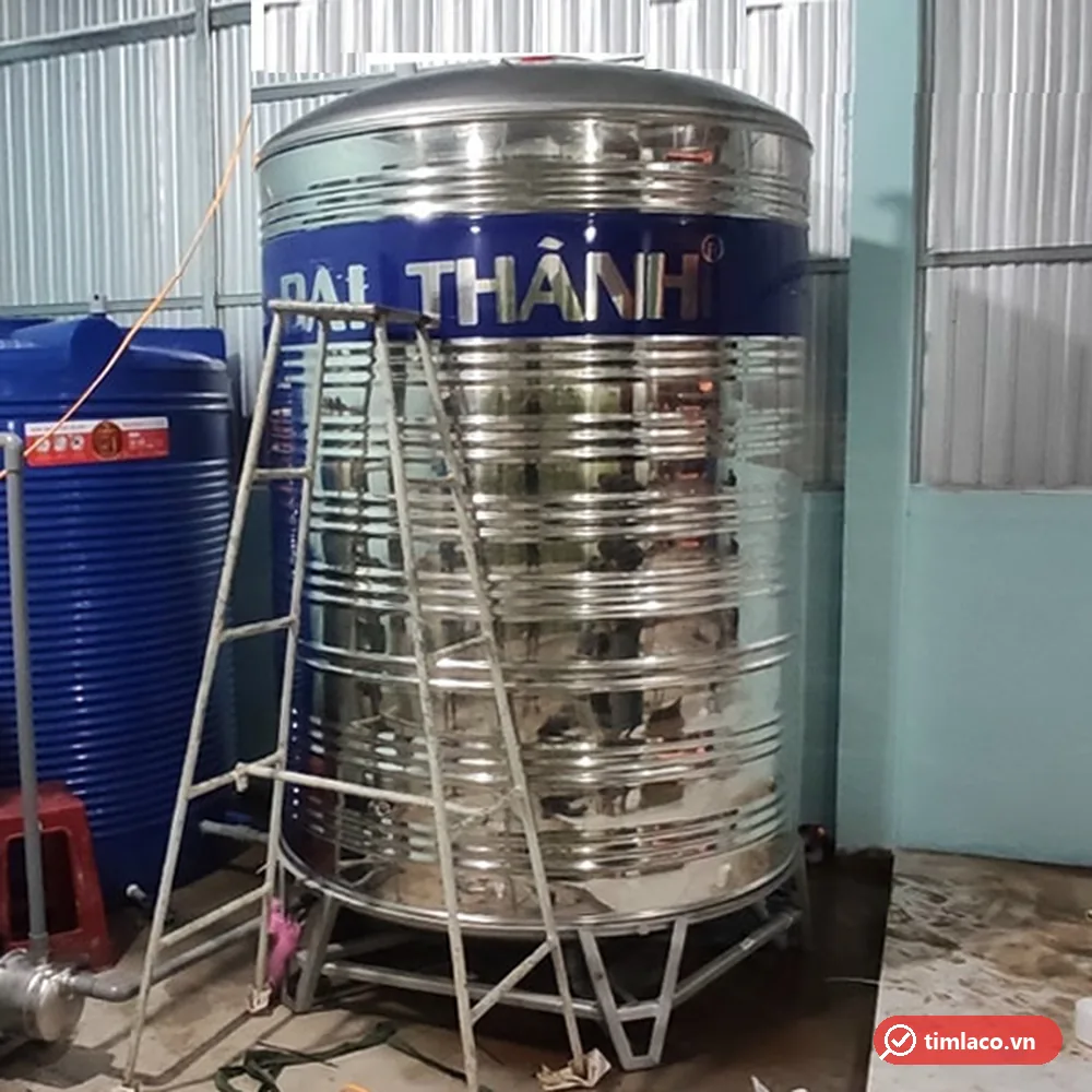 Bồn inox đứng Đại Thành đặt trong nhà xưởng cạnh bồn nhựa (ảnh minh hoạ dòng hàng)