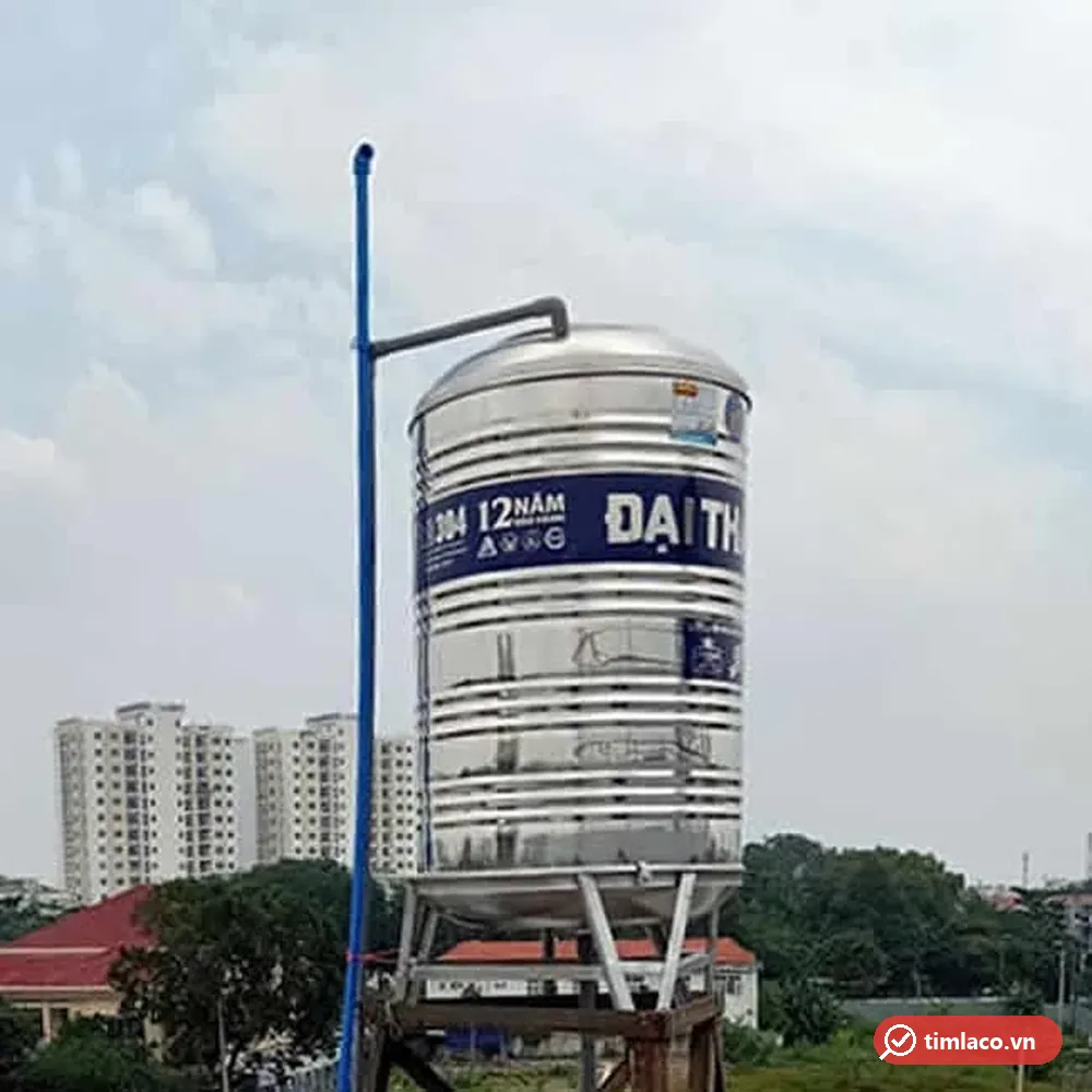 Bồn inox đứng Đại Thành lắp trên giàn cao ngoài trời, đai xanh ghi SUS 304 và 12 năm bảo hành (ảnh minh hoạ dòng hàng)