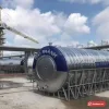 Bồn inox công nghiệp Đại Thành nằm ngang trên khung giàn inox tại công trường (ảnh minh hoạ dòng hàng)
