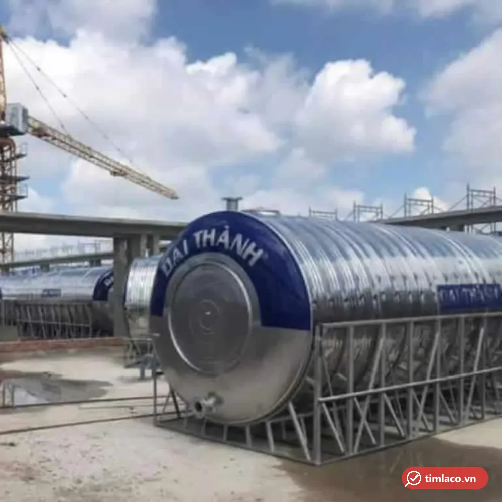 Bồn inox công nghiệp Đại Thành nằm ngang trên khung giàn inox tại công trường (ảnh minh hoạ dòng hàng)