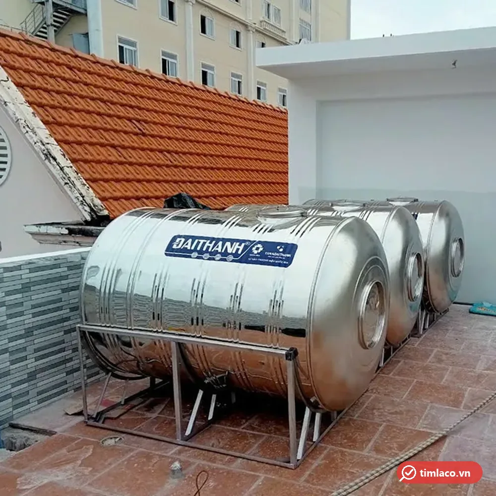 Ba bồn inox ngang Đại Thành đặt trên khung inox trên sân thượng lát gạch (ảnh minh hoạ dòng hàng)