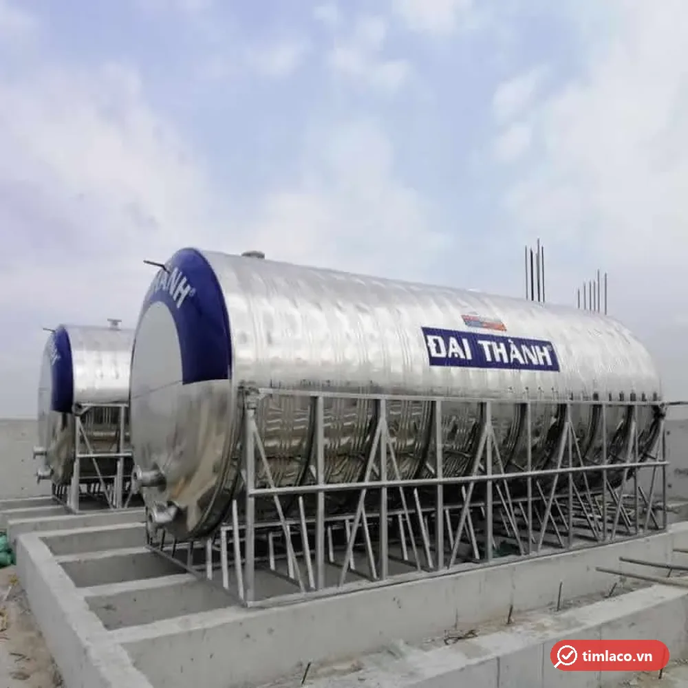 Bồn inox công nghiệp Đại Thành nằm ngang trên khung giàn inox, đặt trên bệ bê tông (ảnh minh hoạ dòng hàng)