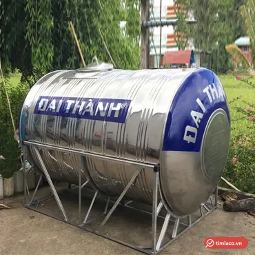 Bồn inox ngang Đại Thành trên khung inox đặt ngoài sân vườn (ảnh minh hoạ dòng hàng)