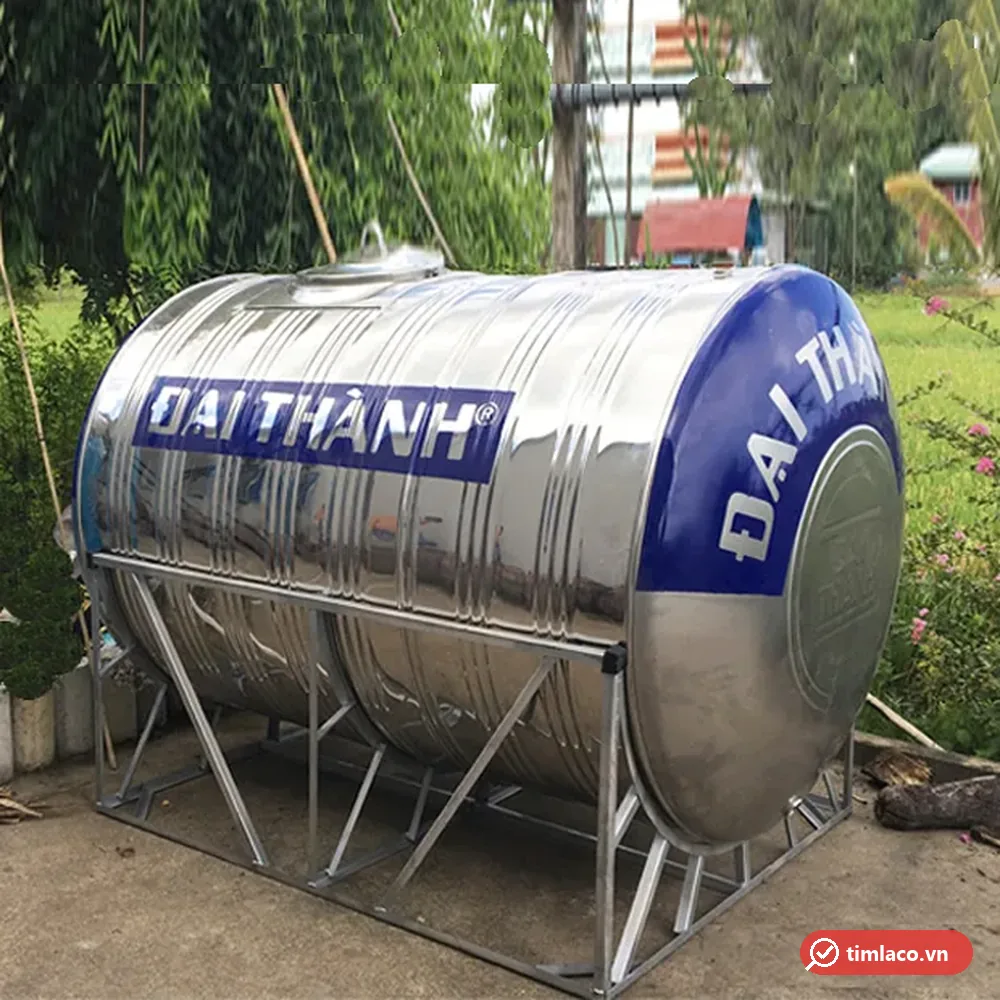 Bồn inox ngang Đại Thành trên khung inox đặt ngoài sân vườn (ảnh minh hoạ dòng hàng)
