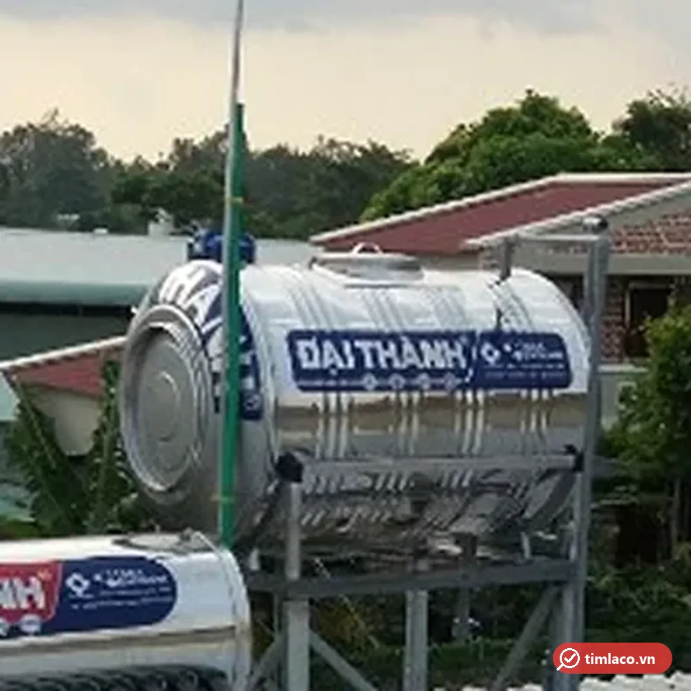 Bồn inox ngang Đại Thành đặt trên khung sắt trên mái nhà (ảnh minh hoạ dòng hàng)