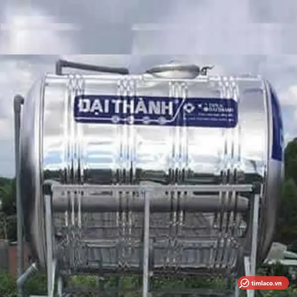 Bồn inox Đại Thành nằm ngang nhãn xanh trên khung chân, đặt ngoài trời (ảnh minh hoạ dòng hàng)