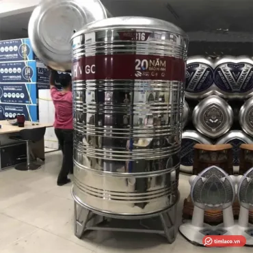 Bồn inox Đại Thành Vigo kiểu đứng, nhãn đỏ ghi 20 năm bảo hành và Inox SUS 316, trưng bày tại cửa hàng (ảnh minh hoạ dòng hàng)