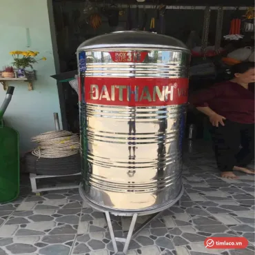 Bồn inox Đại Thành Vigo kiểu đứng nhãn đỏ, tem Inox SUS 316 trên vai bồn, đặt trước cửa hàng (ảnh minh hoạ dòng hàng)