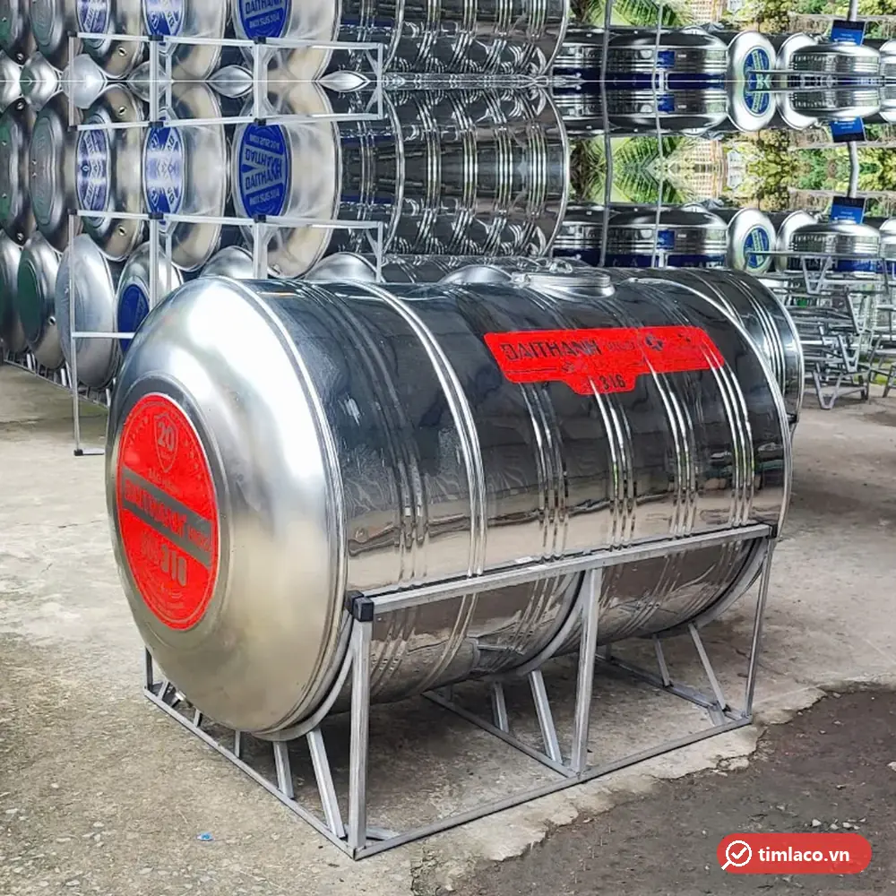 Bồn inox Đại Thành Vigo nằm ngang với tem đỏ tròn ở đầu bồn và nhãn đỏ trên thân (ảnh minh hoạ dòng hàng)
