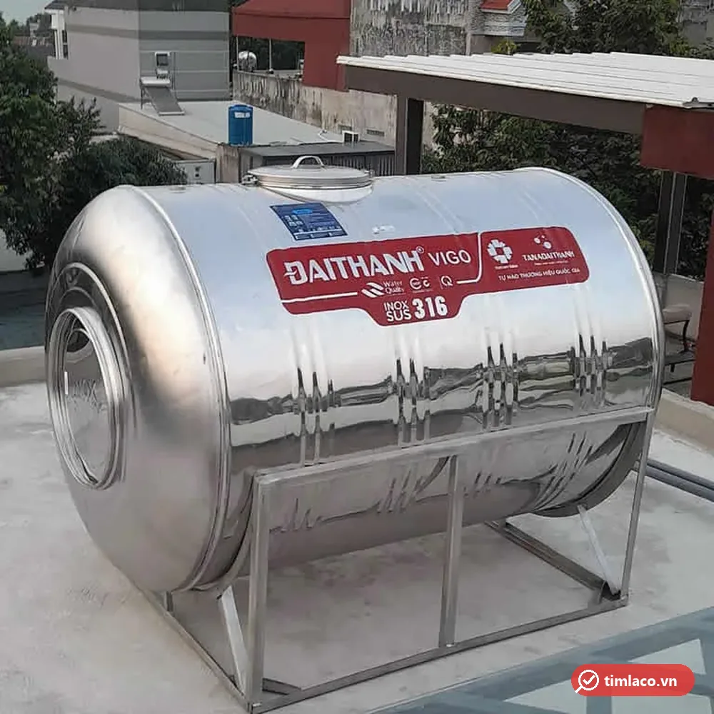 Bồn inox Đại Thành Vigo nằm ngang trên sân thượng, nhãn đỏ ĐẠI THÀNH VIGO inox SUS 316 trên thân (ảnh minh hoạ dòng hàng)