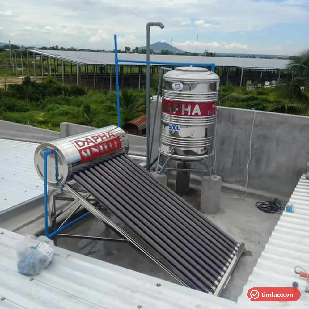 Bồn inox Dapha 500 lít đứng lắp trên sân thượng cạnh máy nước nóng năng lượng mặt trời Dapha