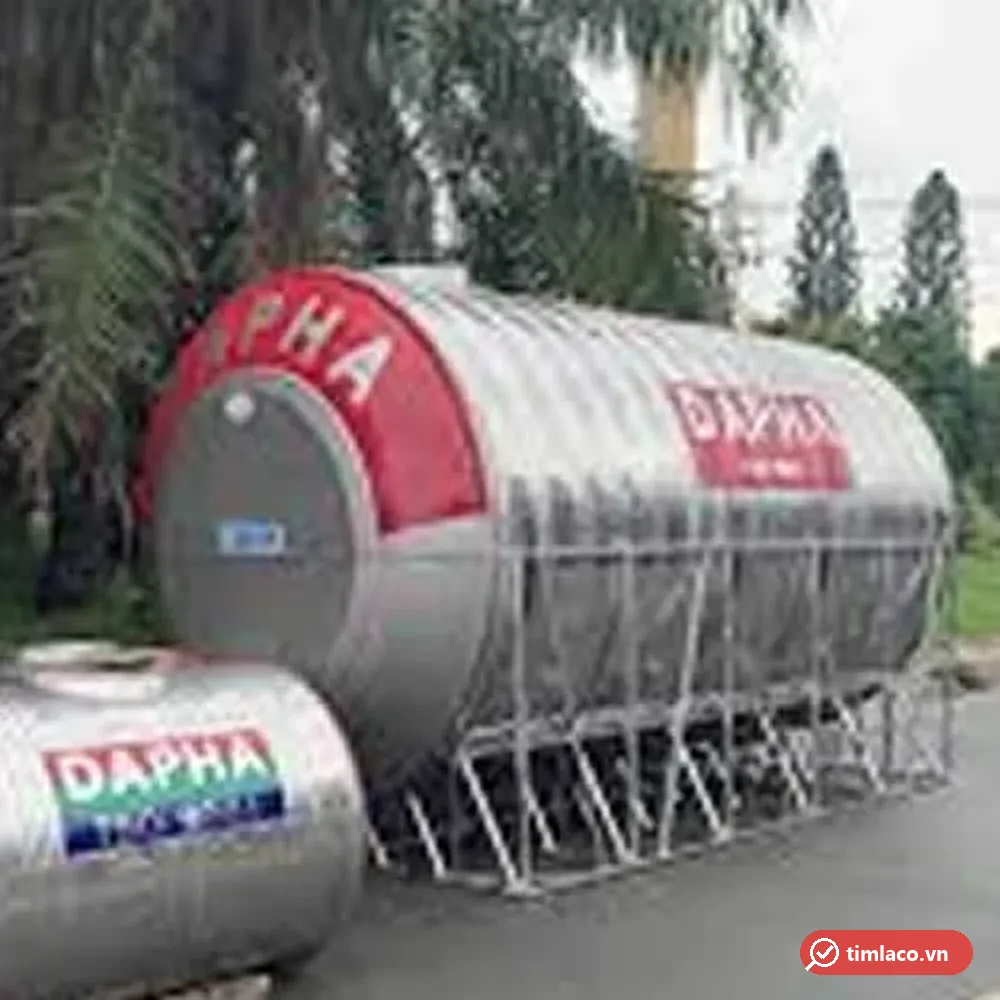 Bồn inox Dapha ngang cỡ lớn, nắp đỏ và băng thân in chữ DAPHA, đặt trên khung chân (ảnh minh hoạ dòng hàng)