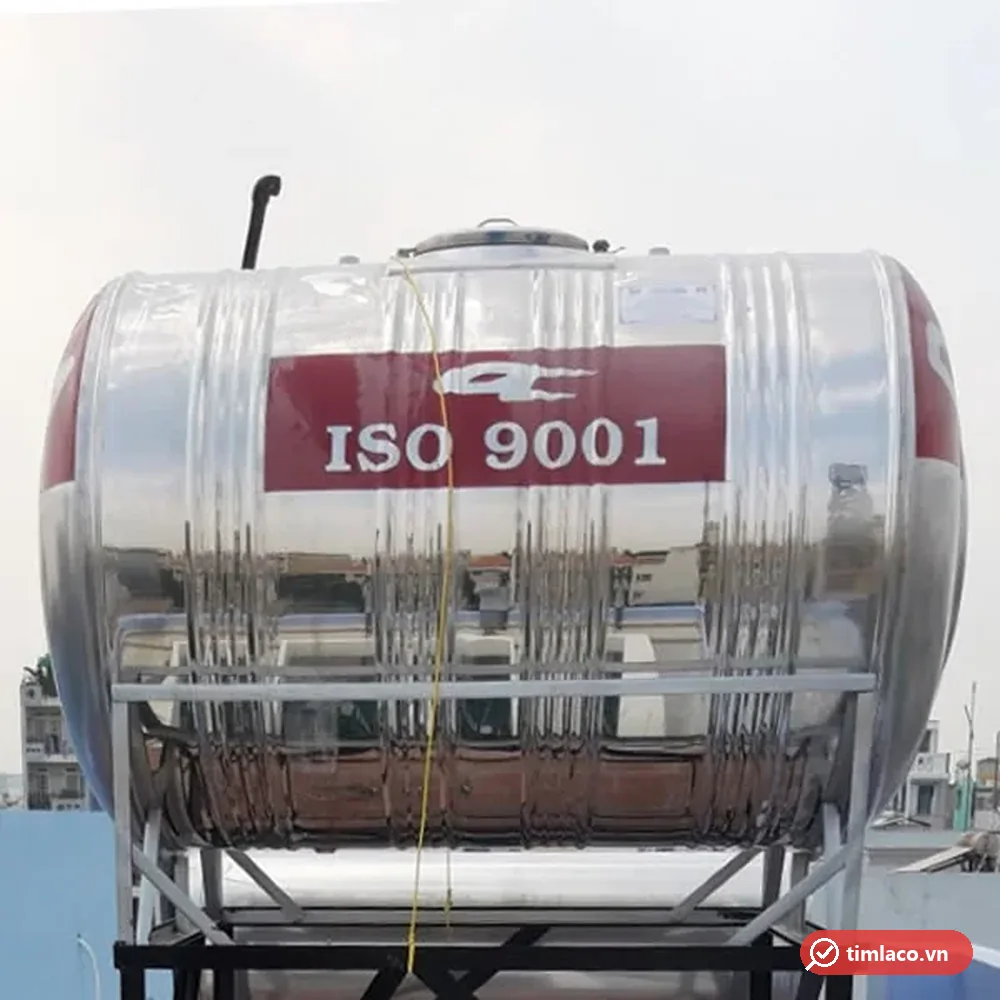 Bồn inox Dapha nằm ngang trên khung chân, nhãn ISO 9001 trên thân bồn (ảnh minh hoạ dòng hàng)