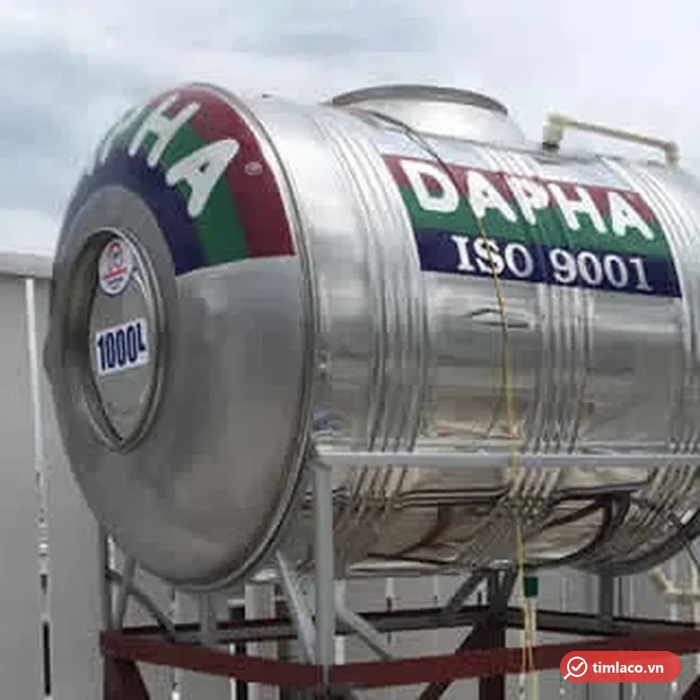 Bồn inox Dapha R 1000 lít ngang đặt trên giá sắt ở sân thượng