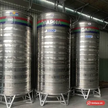 Bồn inox Dapha R 5000 lít đứng trong kho, tem 5000L trên thân