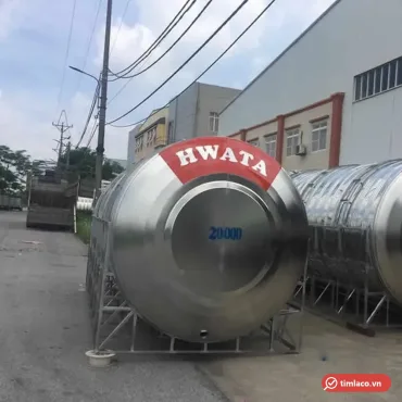 Bồn inox Hwata 20000 lít nằm ngang, đầu bồn sơn đỏ chữ HWATA, ghi số 20000 trên nắp đầu bồn