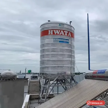 Bồn inox Hwata đứng dải sơn cam đặt trên chân cao trên sân thượng (ảnh minh hoạ dòng hàng)