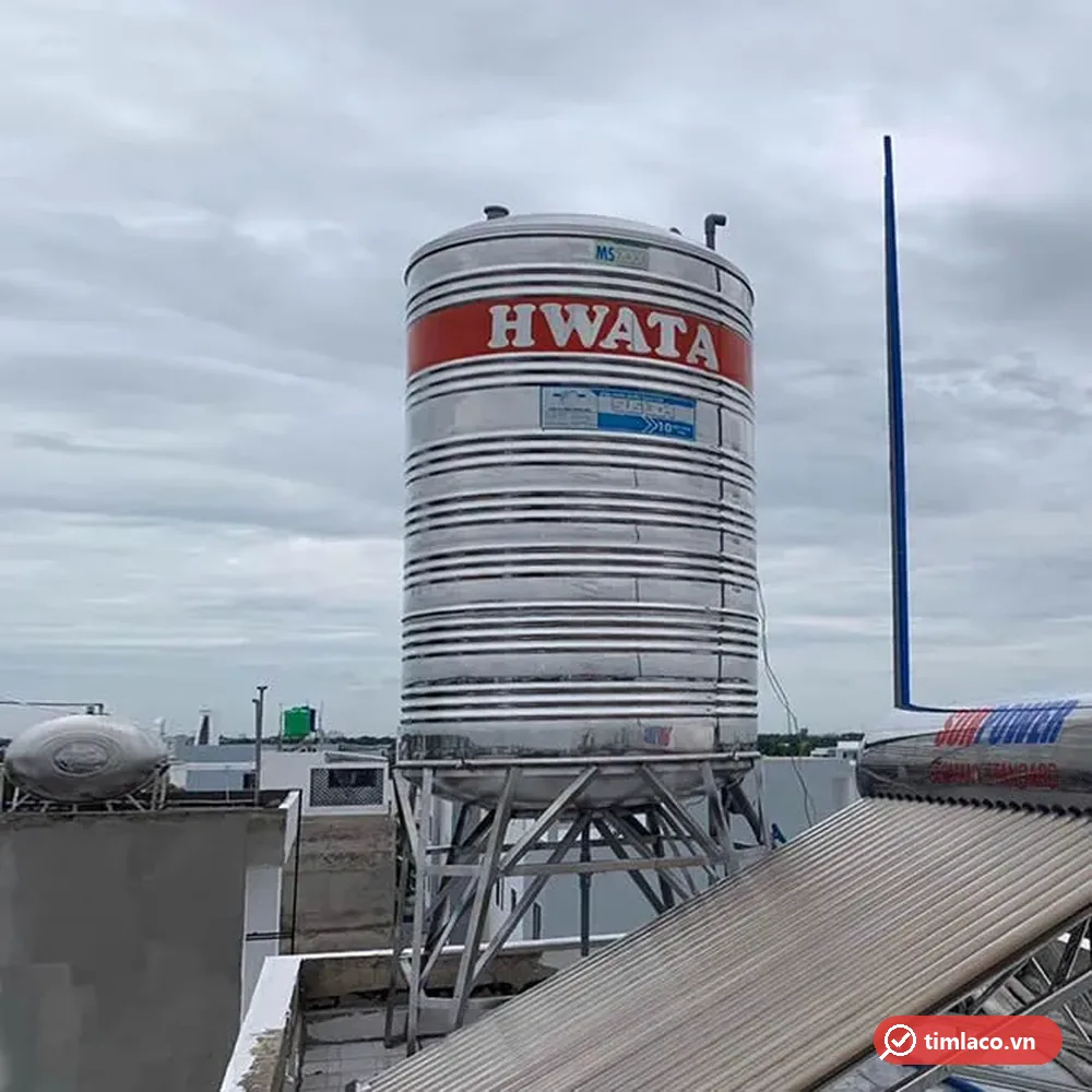Bồn inox Hwata đứng dải sơn cam đặt trên chân cao trên sân thượng (ảnh minh hoạ dòng hàng)