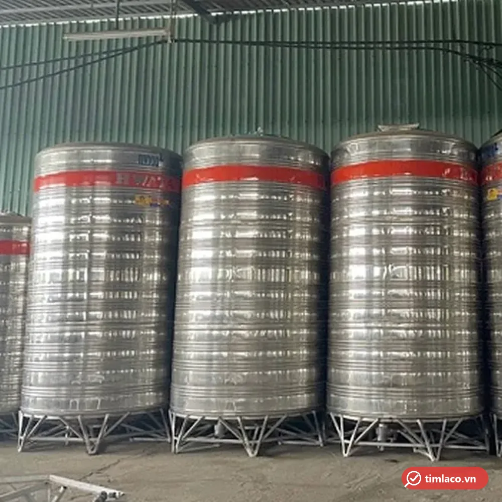 Ba bồn inox Hwata đứng cỡ lớn băng đỏ chữ HWATA đặt trong nhà kho (ảnh minh hoạ dòng hàng)
