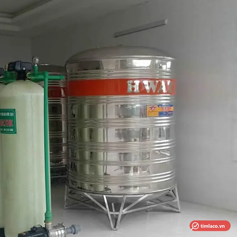 Bồn inox Hwata đứng đặt trong nhà cạnh cột lọc nước (ảnh minh hoạ dòng hàng)