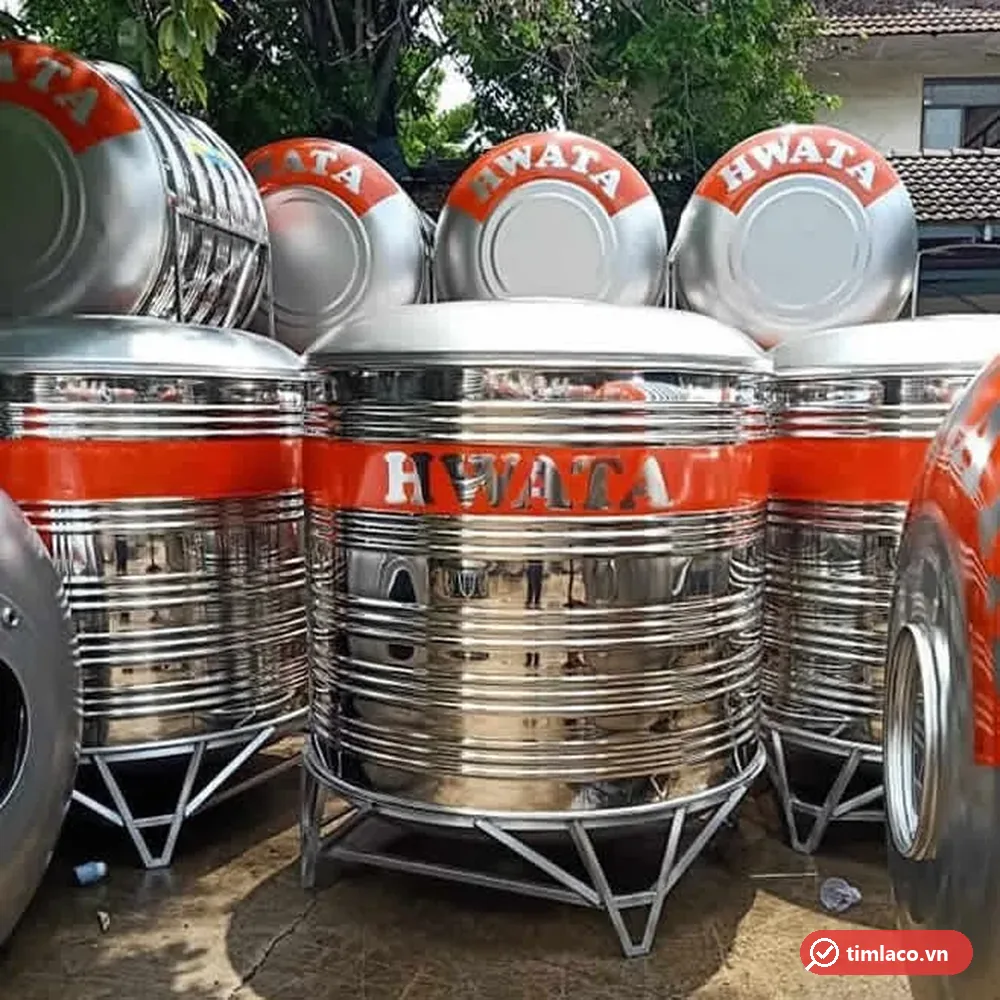 Nhiều bồn inox Hwata đứng và ngang xếp tại bãi hàng, băng đỏ chữ HWATA (ảnh minh hoạ dòng hàng)