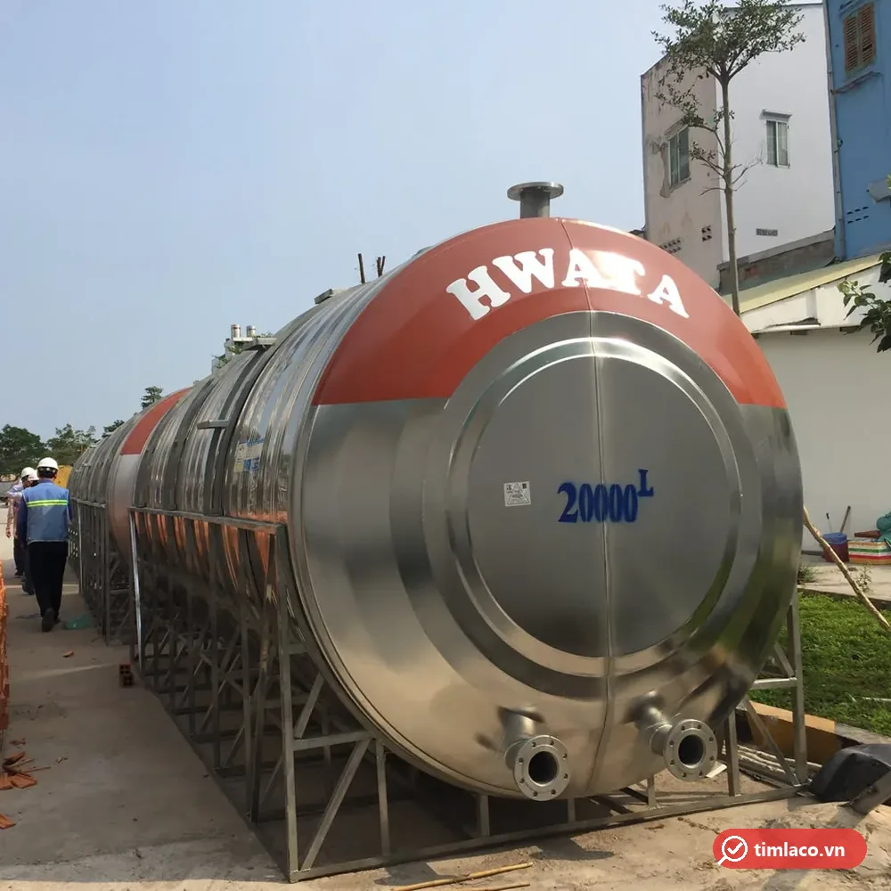 Dãy bồn inox Hwata nằm ngang cỡ lớn tại công trình, đầu bồn có hai cổng mặt bích (ảnh minh hoạ dòng hàng)