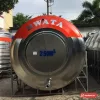 Đầu bồn inox Hwata nằm ngang cỡ lớn, dải sơn đỏ chữ HWATA, đặt trên khung chân inox (ảnh minh hoạ dòng hàng)