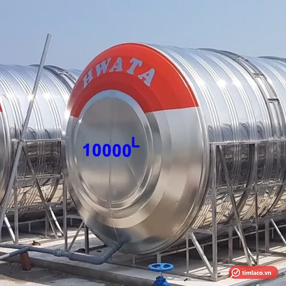 Bồn inox Hwata nằm ngang lắp trên sân thượng, nối ống cấp nước và van (ảnh minh hoạ dòng hàng)