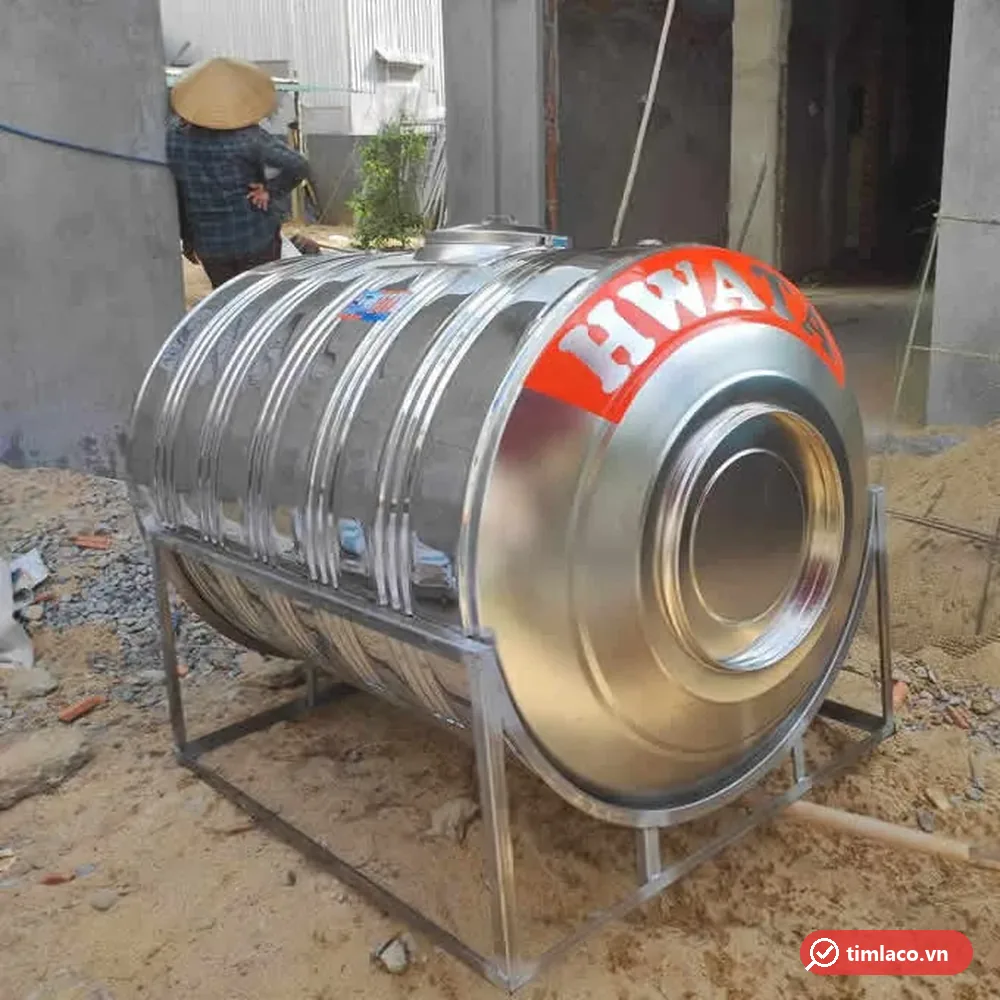 Bồn inox Hwata nằm ngang trên khung chân tại công trình đang xây (ảnh minh hoạ dòng hàng)