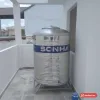 Bồn inox đứng Sơn Hà có băng xanh chữ SONHA, đặt trên chân inox ở ban công nhà phố (ảnh minh hoạ dòng hàng)