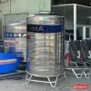 Bồn inox đứng Sơn Hà có chân đế, băng chữ SONHA trên thân, đặt tại cửa hàng (ảnh minh hoạ dòng hàng)
